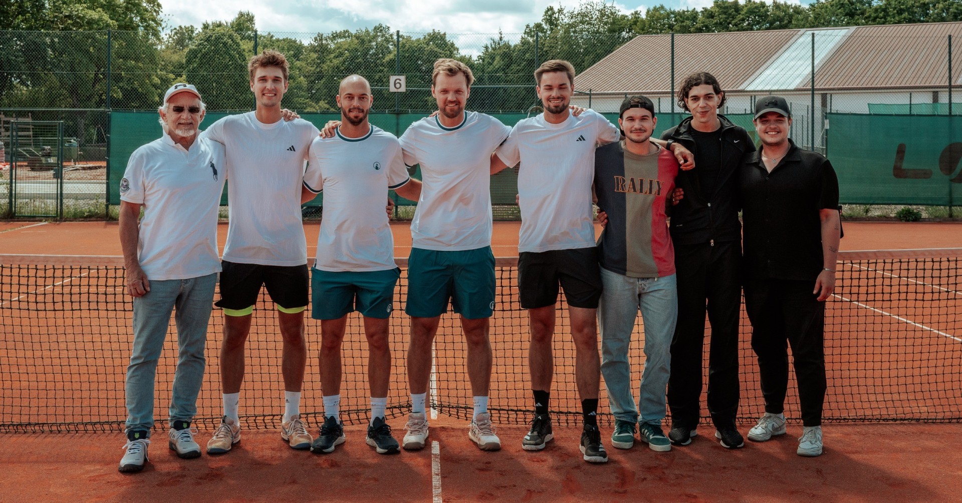 Tennis-Doppel Mannschaft auf dem Sandplatz Tennis-Doppel Team auf Sandplatz vor dem Netz