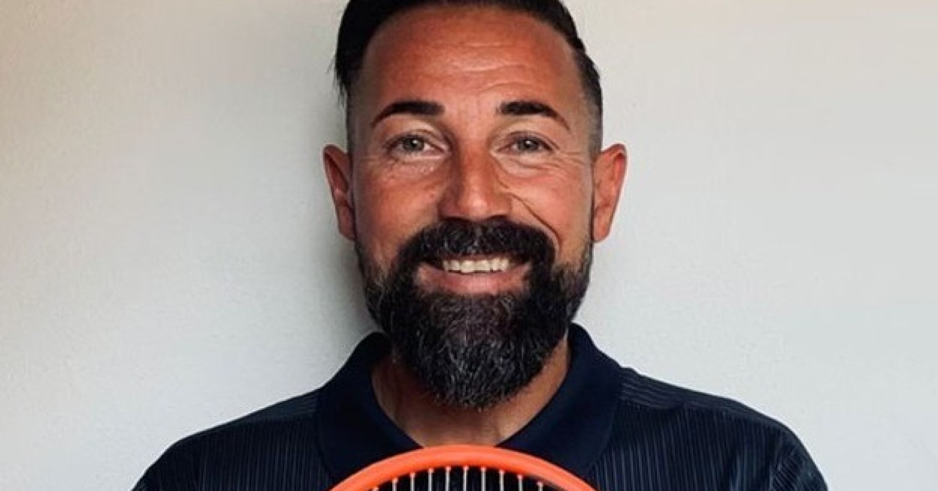 Tino Varra vom SVDJK mit Tennisschläger vor weißer Wand