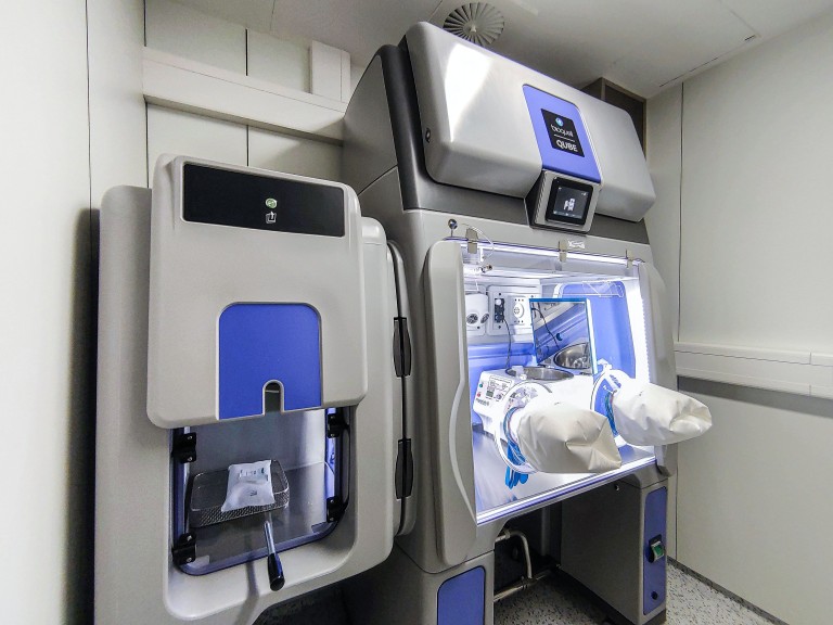 Pharmazeutische Glove-Box zur sicheren Materialhandhabung