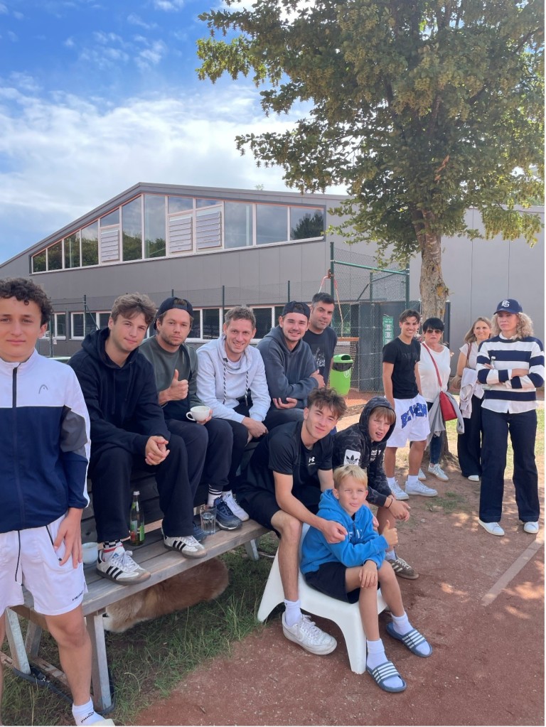 Teilnehmer und Zuschauer beim Integralis Open III Tennisturnier Gruppe von Teilnehmern beim Integralis Open III Tennisturnier auf einer Tennisanlage