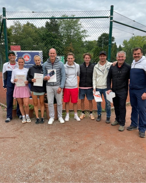 Sieger und Teilnehmer der Integralis Open Tennismeisterschaft mit Urkunden auf dem Tennisplatz