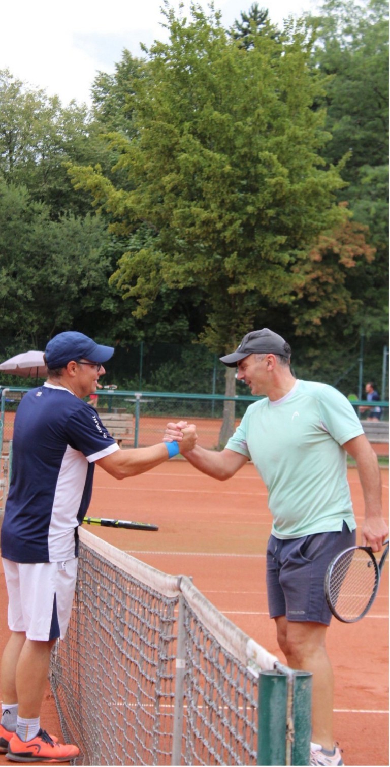 Handschlag zweier Tennisspieler beim Integralis Open II Turnier auf Sandplatz Zwei Tennisspieler beim Handschlag nach einem Match beim Integralis Open II auf einem Sandplatz