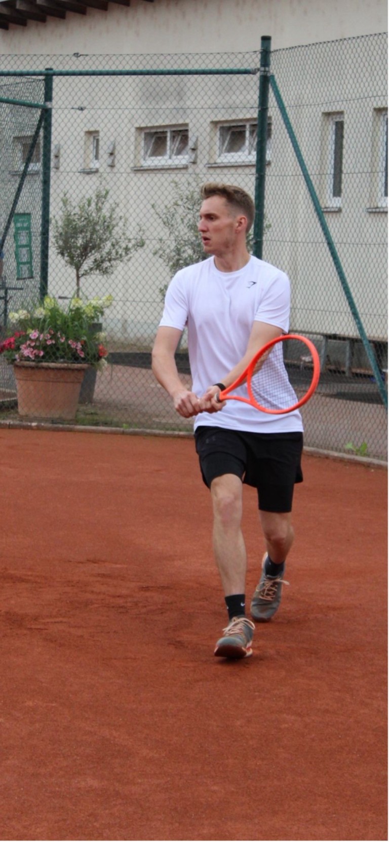 Tennisspieler beim Integralis Open Turnier auf Sandplatz Tennisspieler beim Integralis Open Turnier auf Sandplatz