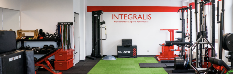 Trainingsfläche von INTEGRALIS Physiotherapie & Sports Performance mit modernen Fitnessgeräten