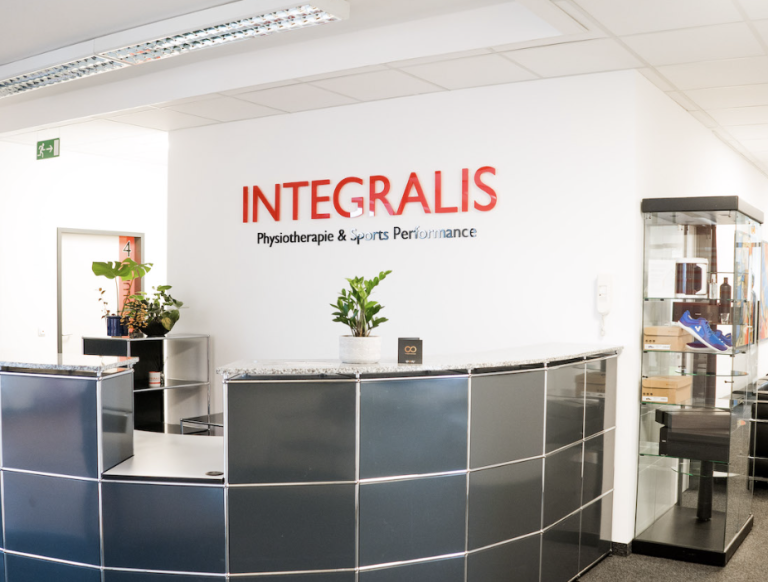 Empfang Integralis Physiotherapie & Sports Performance in moderner Praxis