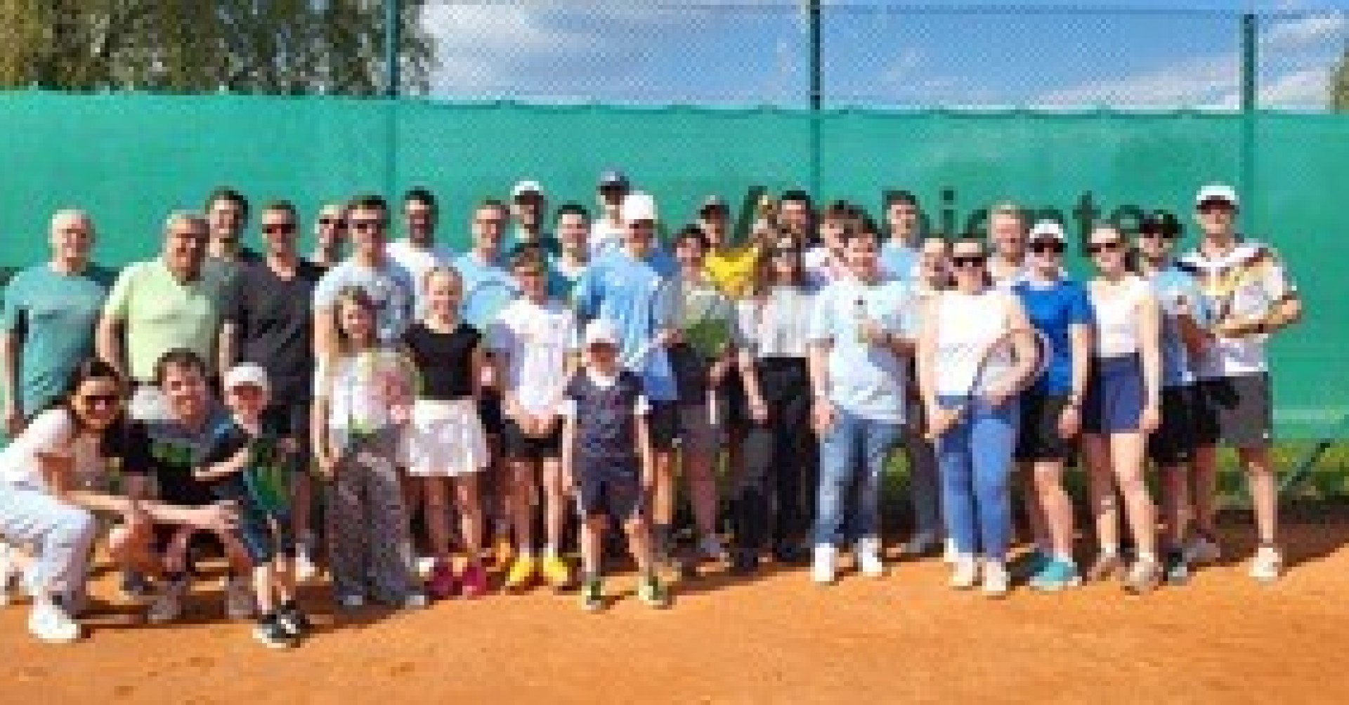 Gruppenfoto auf einem Tennisplatz am 18. April 2026