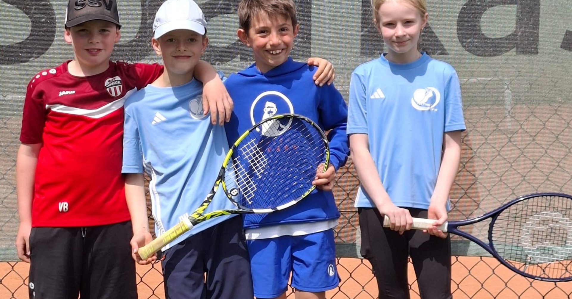 Kinder Tennis Mannschaft vor Sparkasse Banner auf Tennisplatz
