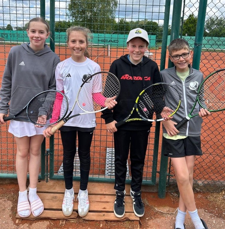 Bambini Tennismannschaft auf Tennisplatz mit Schlägern