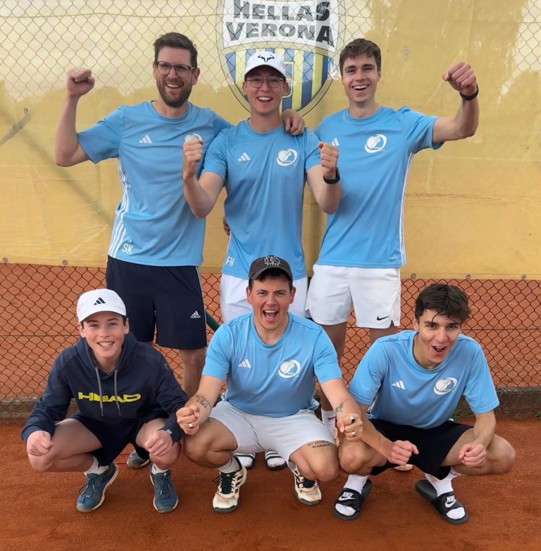 Herren 1 Tennismannschaft auf Sandplatz vor Hellas Verona Banner