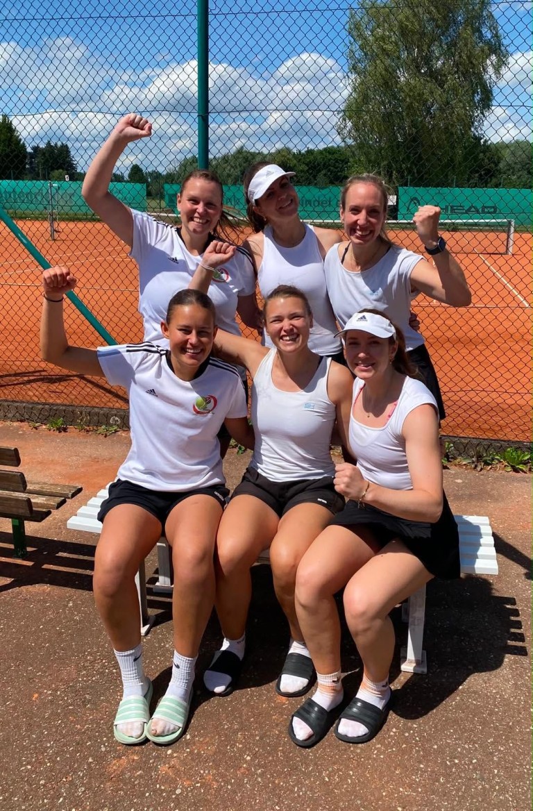 Damen Tennis Mannschaft jubelt auf Tennisplatz