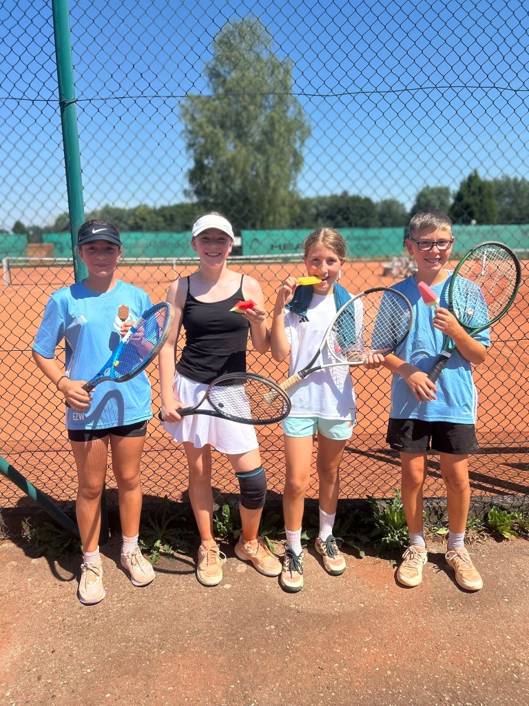Kinder mit Tennisschlägern und Eis auf Tennisplatz am 27. Juni 2026 Vier Kinder mit Tennisschlägern und Eis auf einem Tennisplatz am 27.06.2026
