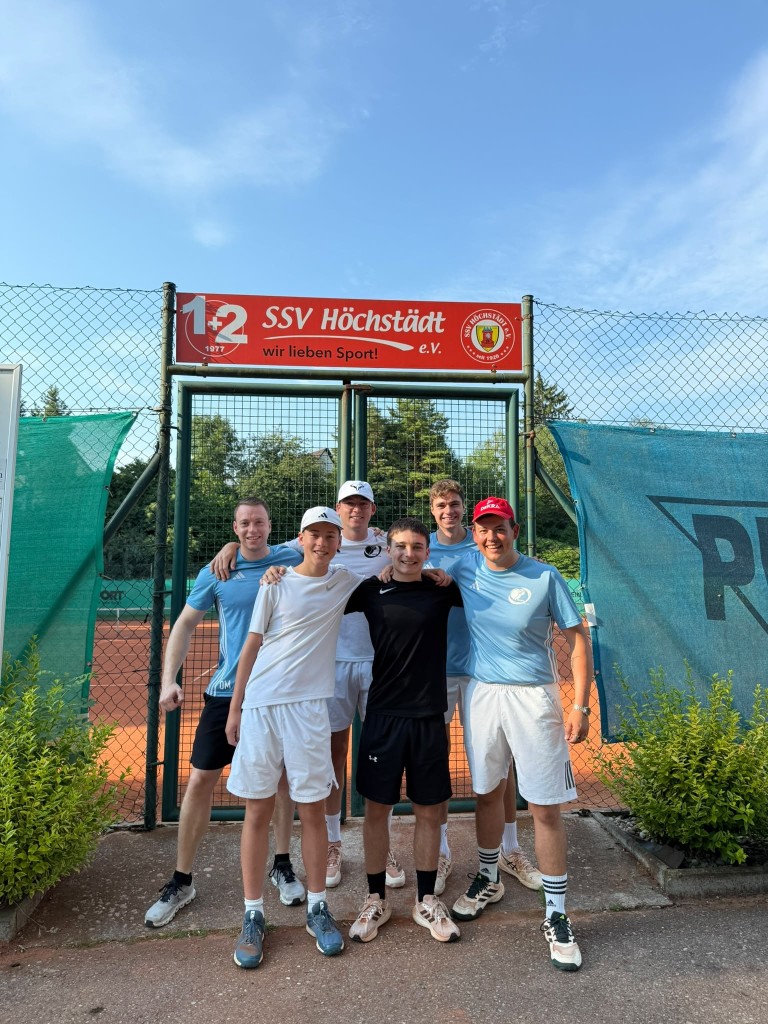Tennisteam SSV Höchstädt e.V. vor dem Tennisplatz – Gruppenfoto 2026 Tennismannschaft des SSV Höchstädt e.V. steht lachend vor dem Tennisplatz-Eingang