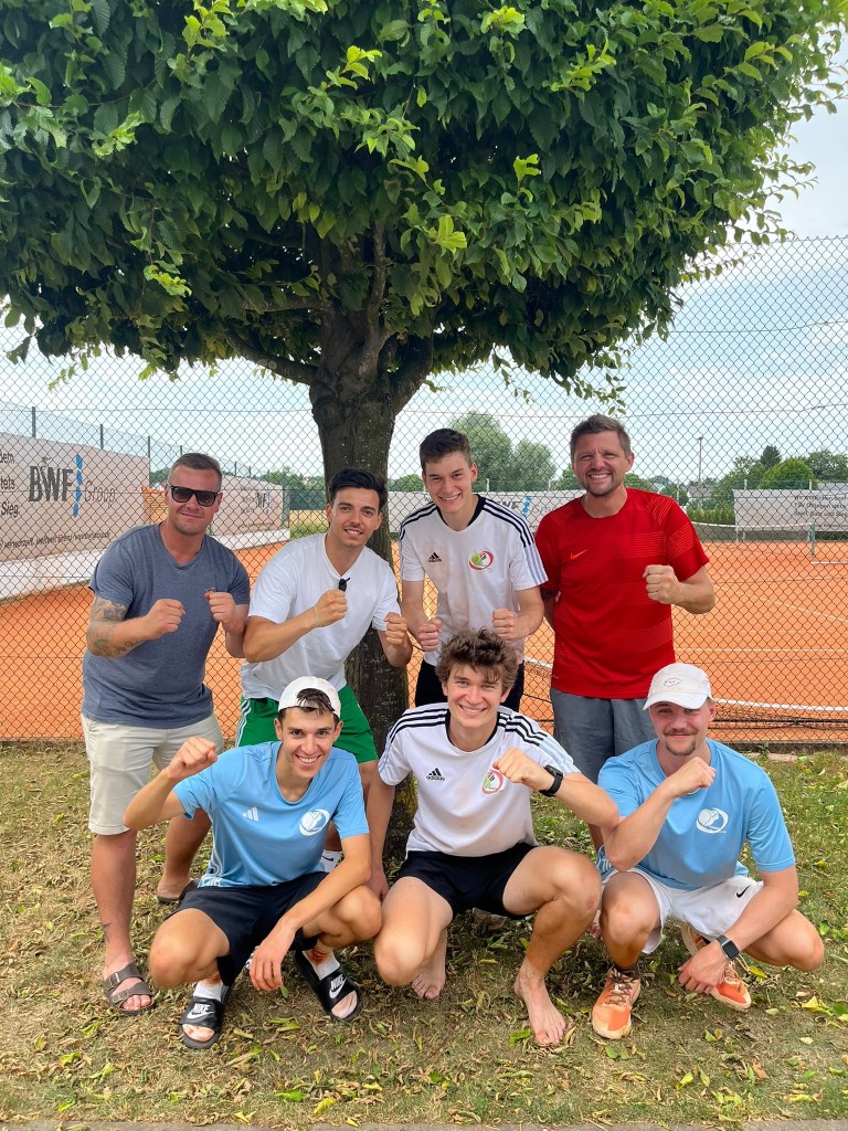 Tennis-Team jubelt auf Sandplatz am 28.06.2026 Gruppe junger Männer jubelt auf einem Tennisplatz am 28. Juni 2026