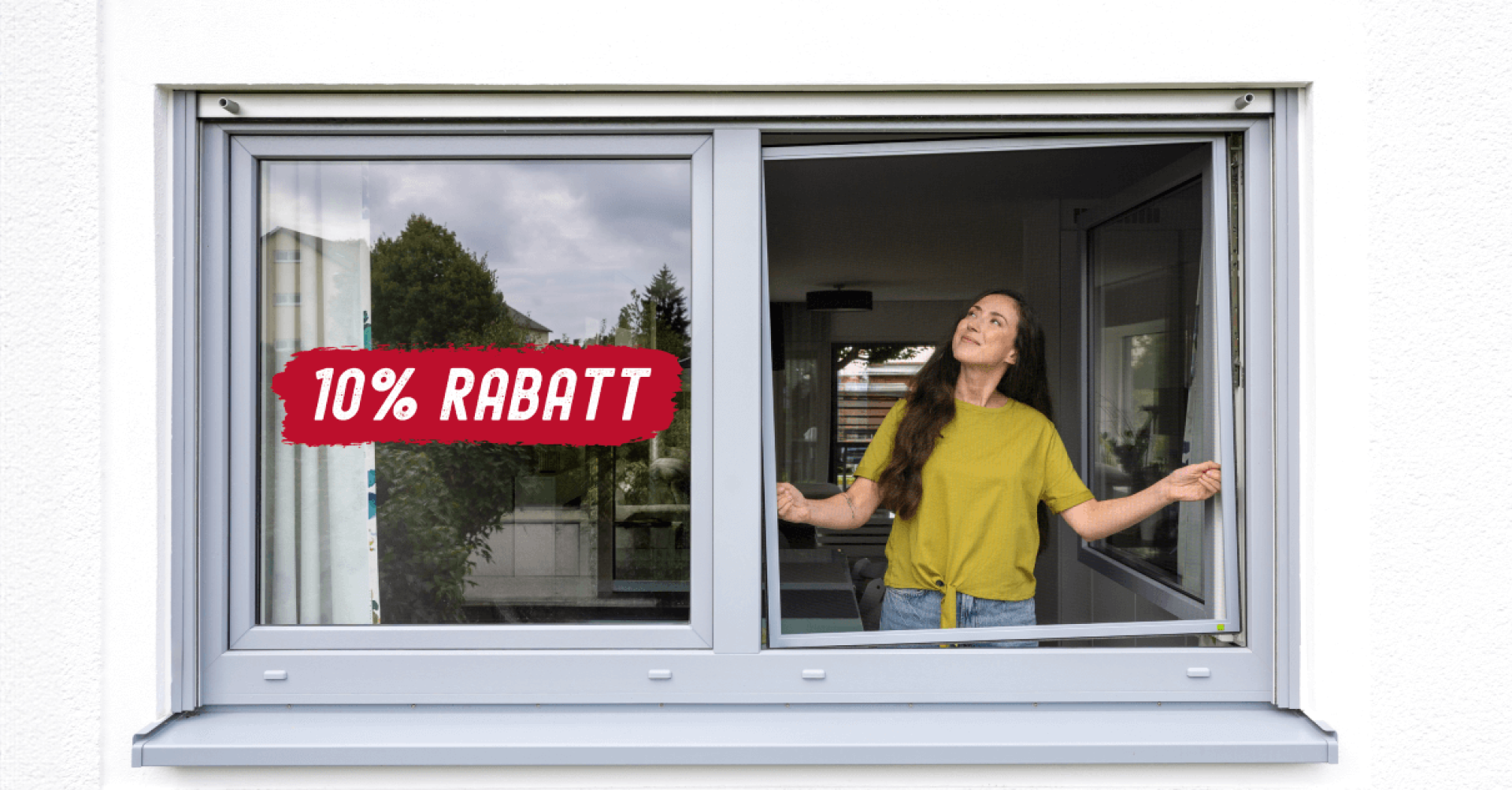 Winteraktion: 10% Rabatt auf Spannrahmen für Fenster, Frau öffnet Fenster