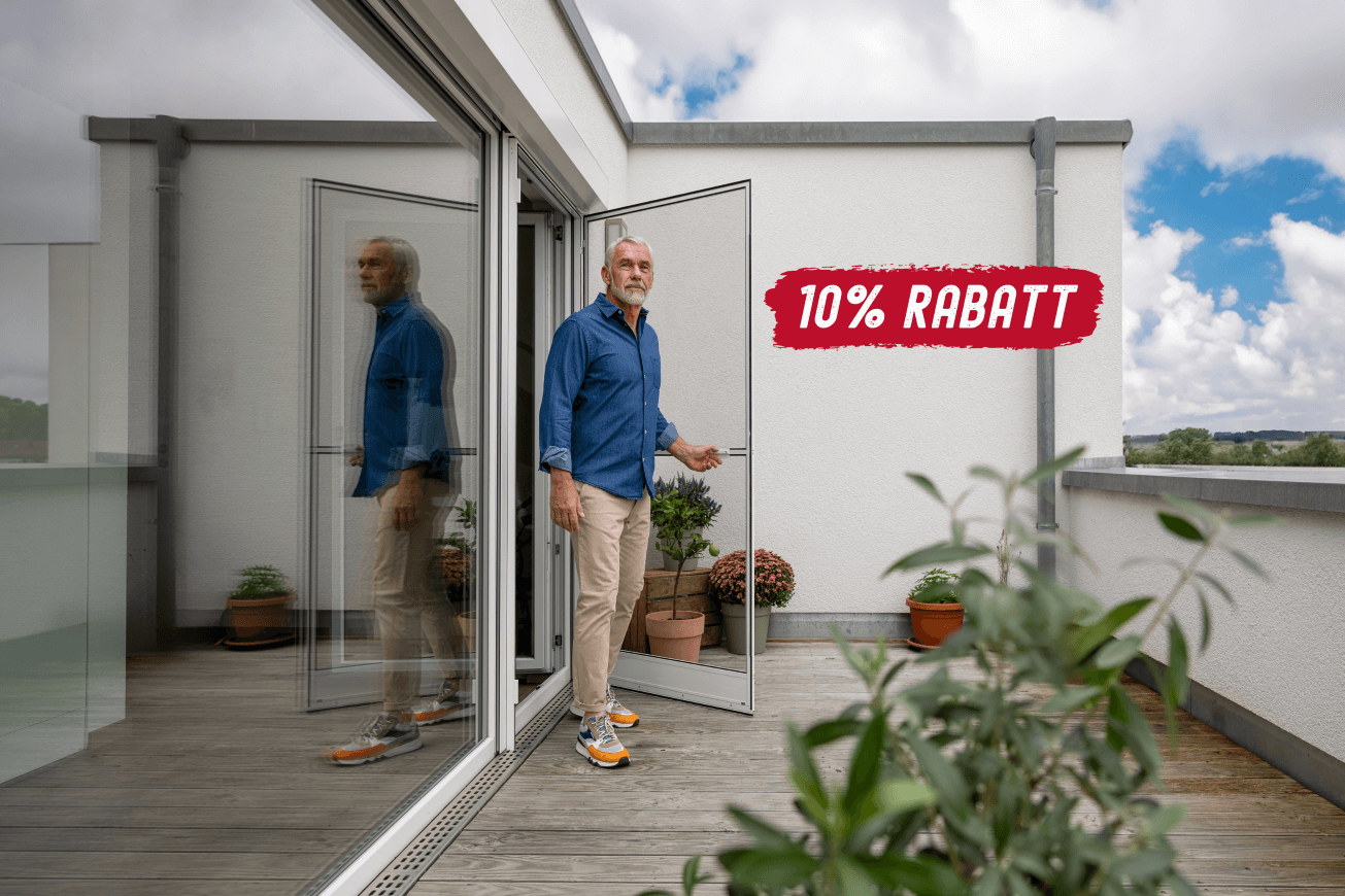 Mann öffnet Drehtür auf Terrasse, 10% Rabatt Aktion für Drehtüren