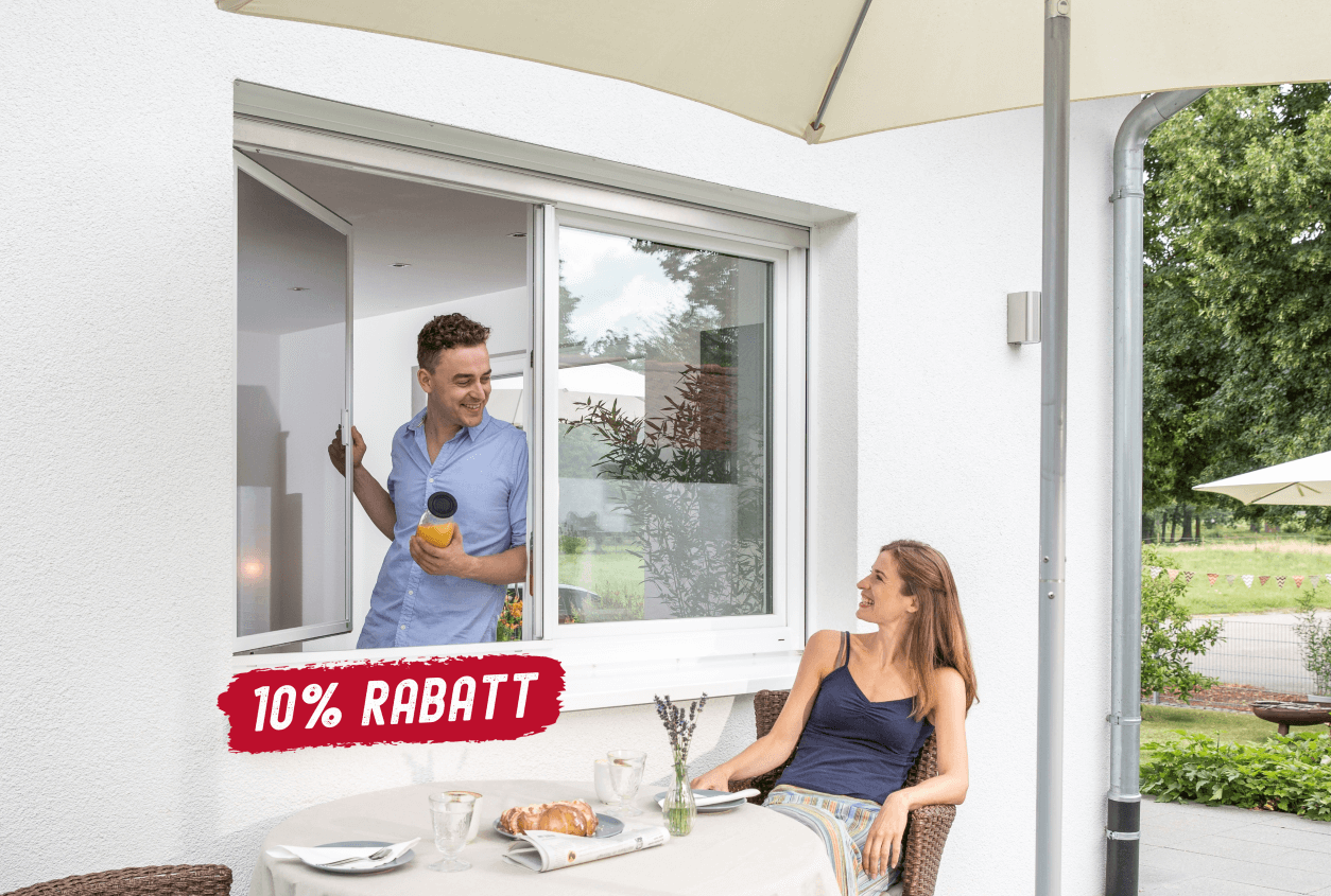 Winteraktion Pendelfenster mit 40 Prozent Rabatt – Mann reicht Saft durch modernes Fenster zu Frau auf Terrasse