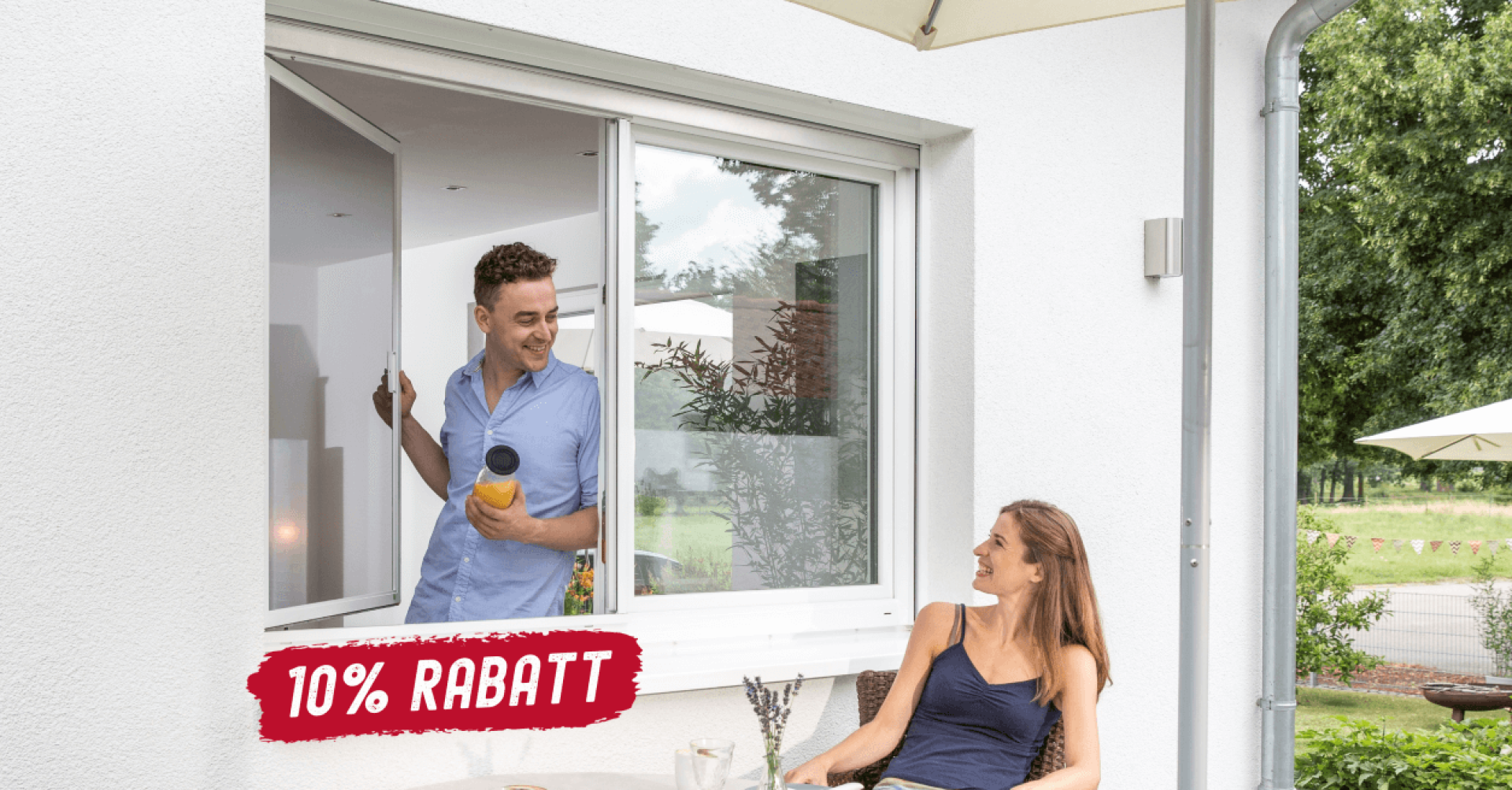 Winteraktion Pendelfenster mit 40 Prozent Rabatt – Mann reicht Saft durch modernes Fenster zu Frau auf Terrasse