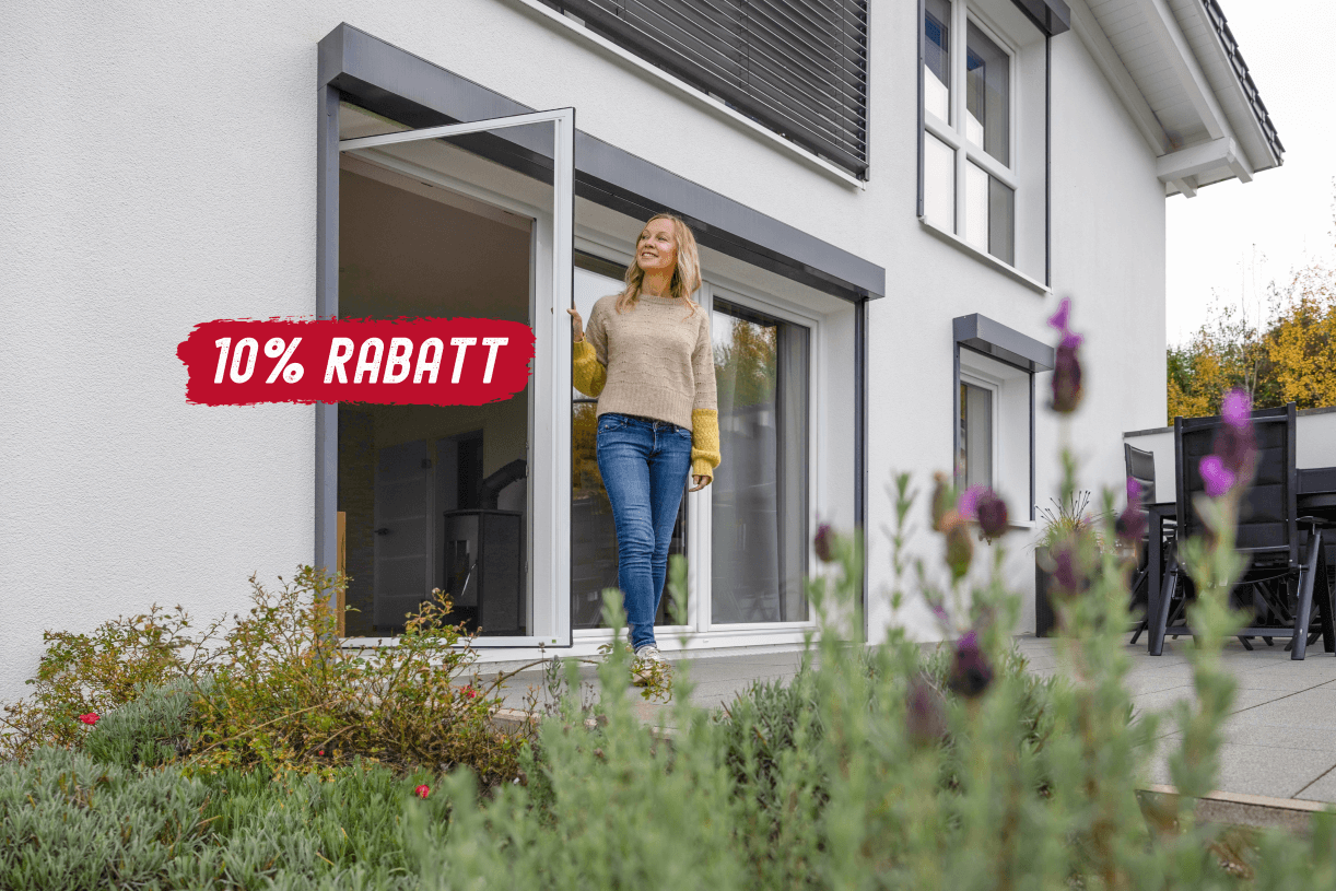 Pendeltür Angebot mit 40 Prozent Rabatt, Frau steht an geöffneter Pendeltür eines modernen Hauses