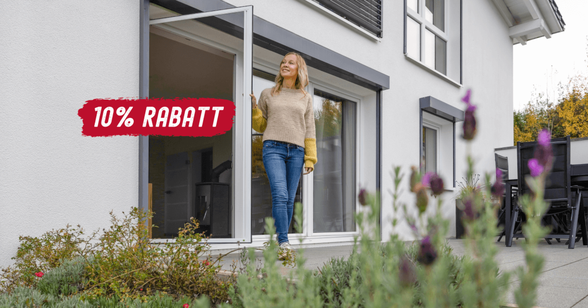 Pendeltür Angebot mit 40 Prozent Rabatt, Frau steht an geöffneter Pendeltür eines modernen Hauses