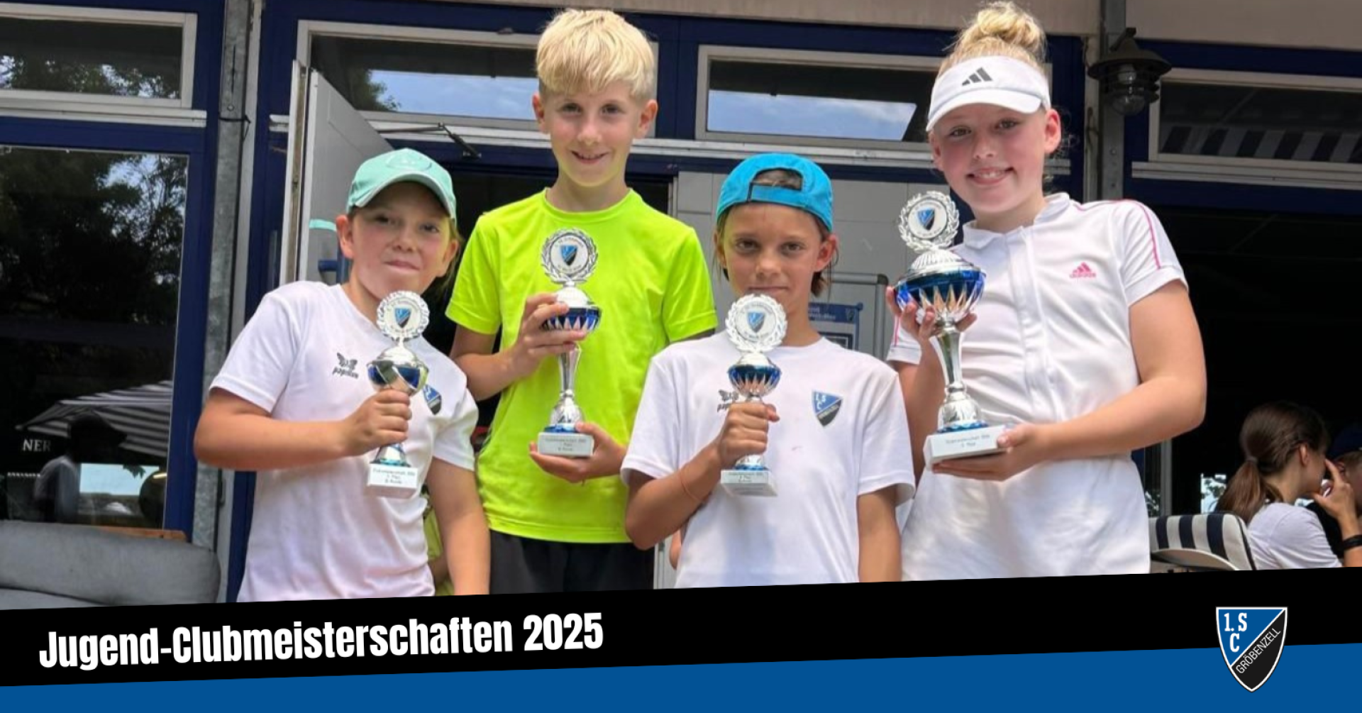 Jugendliche Tennis-Meisterschaft 2025 mit Pokalen Vier Jugendliche halten stolz ihre Tennis-Pokale bei der Meisterschaft 2025.
