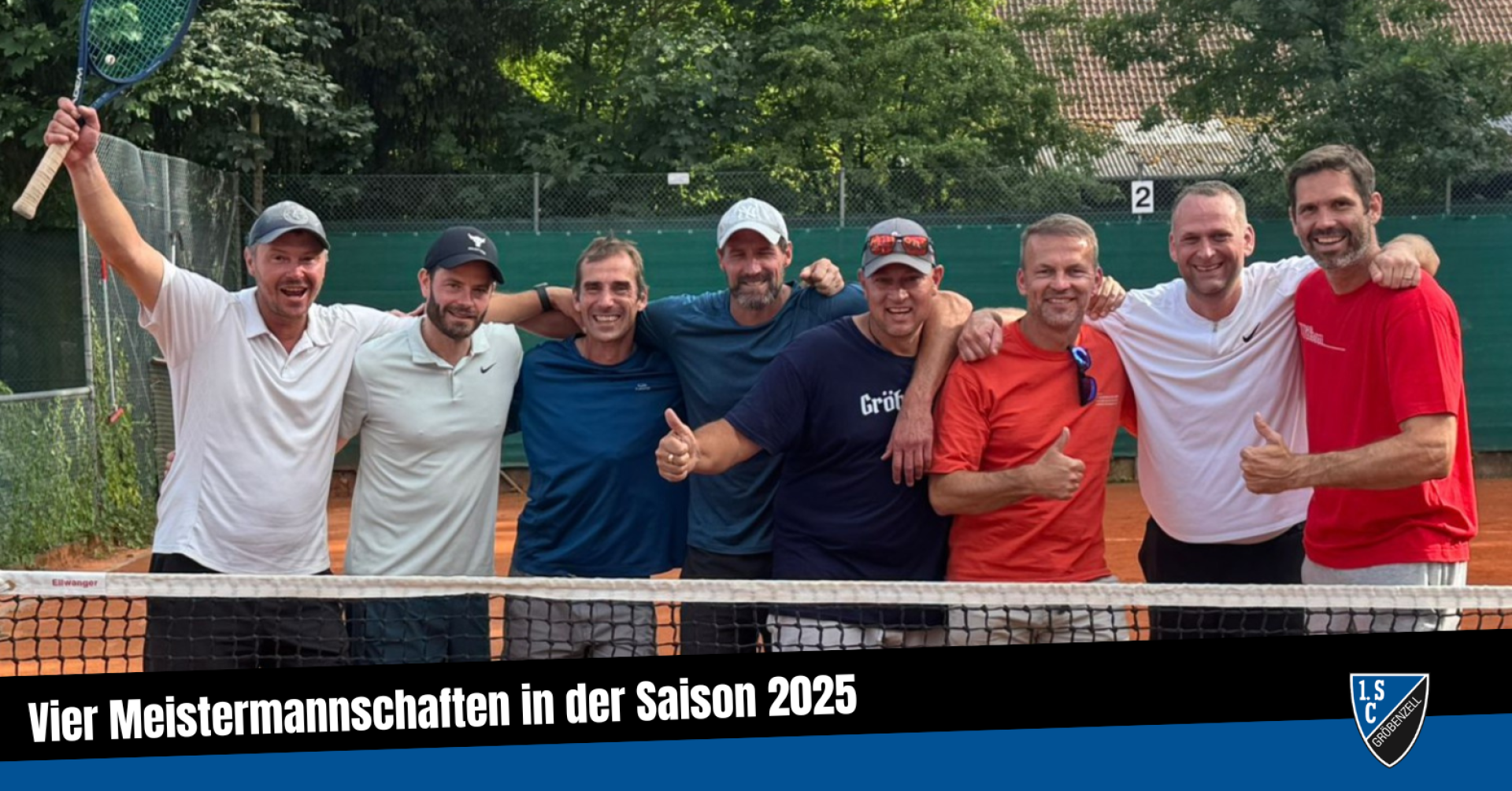 Tennisteam feiert Saison 2025 auf dem Sandplatz Gruppenfoto eines Tennisteams auf einem Sandplatz in der Saison 2025