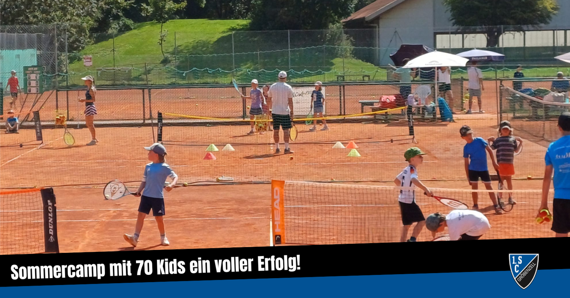 Kinder beim Tennistraining auf dem Tennisplatz des TC WB, Tennisclub, mit Trainer und bunten Markierungen, Sommerveranstaltung