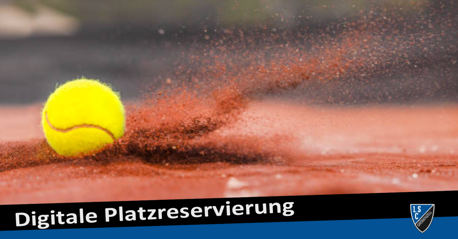 Digitale Platzreservierung für Tennisplätze – Nahaufnahme eines Tennisballs auf Sandplatz