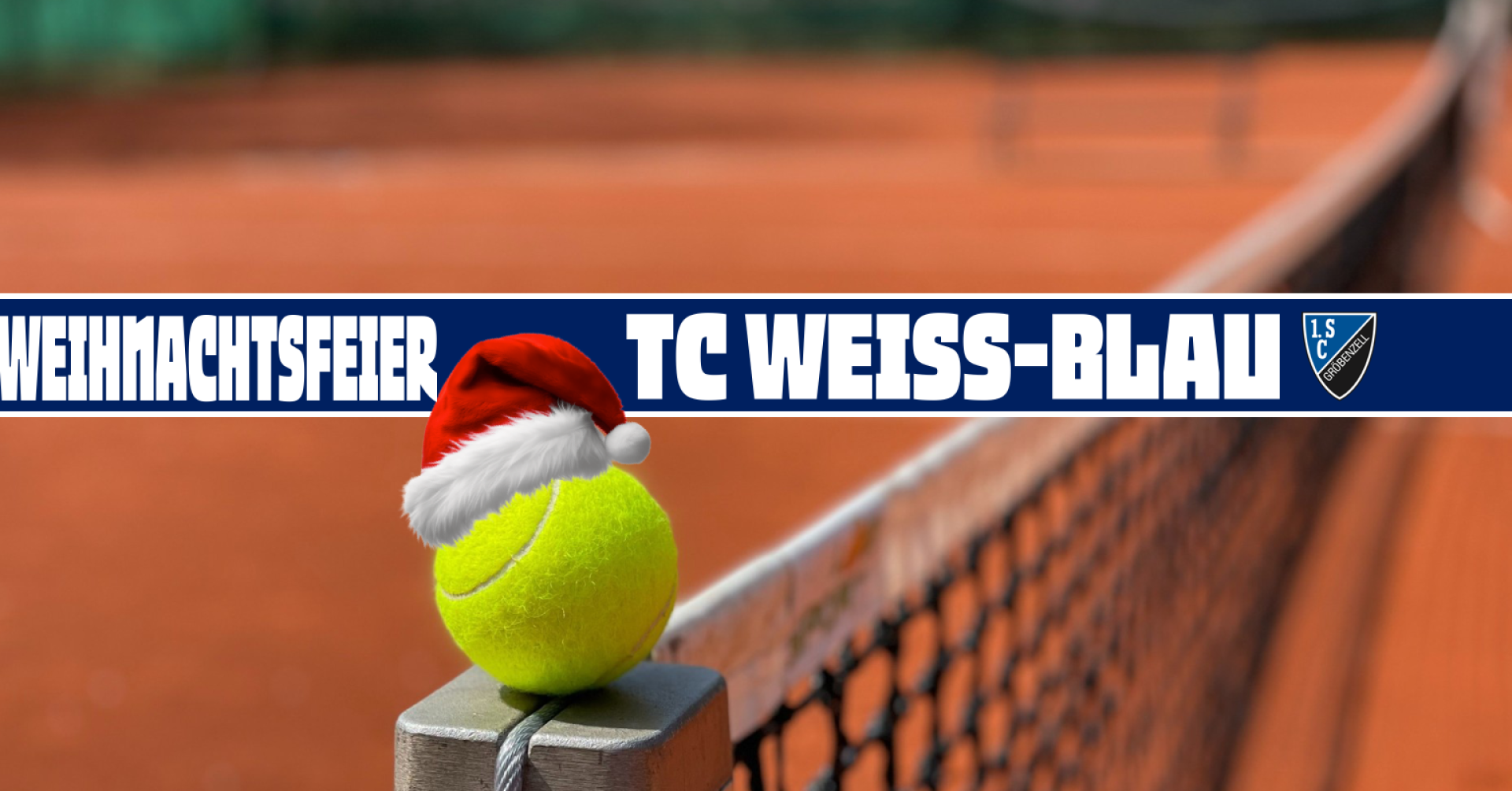 Weihnachtsturnier 2025 beim TC Weiss-Blau: Tennisball mit Weihnachtsmütze auf dem Netz eines Sandplatzes