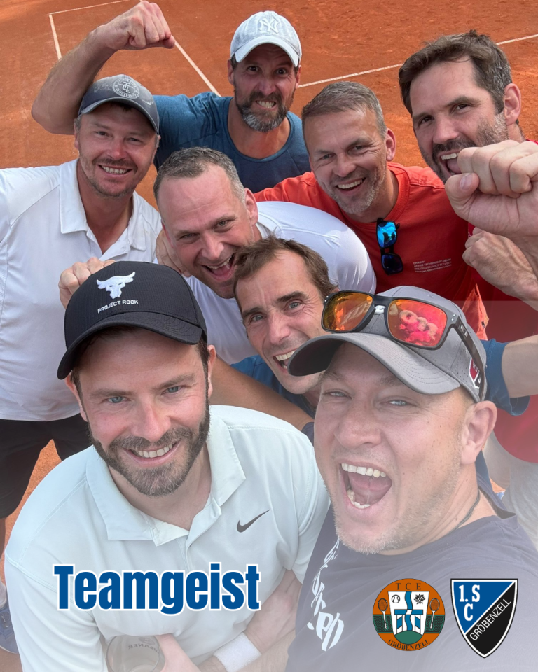 Teamgeist und Zusammenhalt beim Tennis – Gruppenfoto auf dem Tennisplatz