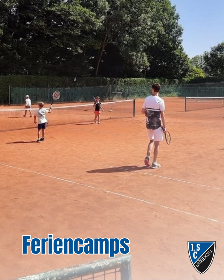 Feriencamps Tennis: Kinder beim Tennistraining auf dem Sandplatz