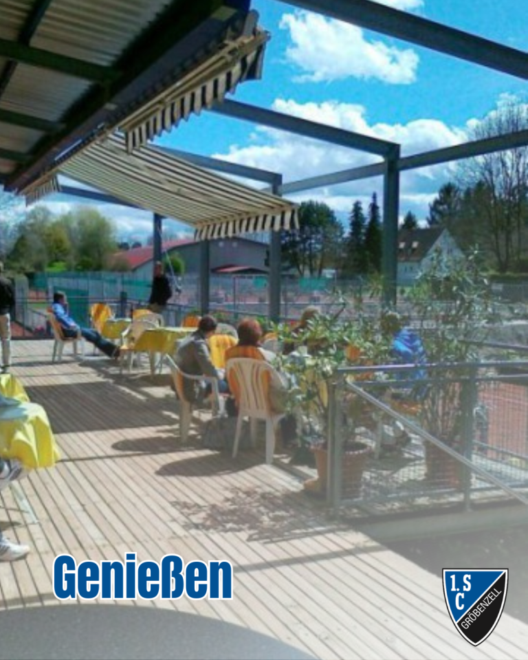 Genießen auf der Terrasse mit Blick auf Tennisplätze bei sonnigem Wetter