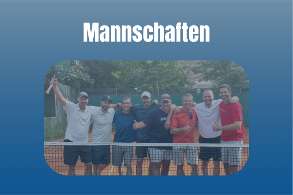 Tennismannschaft steht gemeinsam auf dem Tennisplatz hinter dem Netz