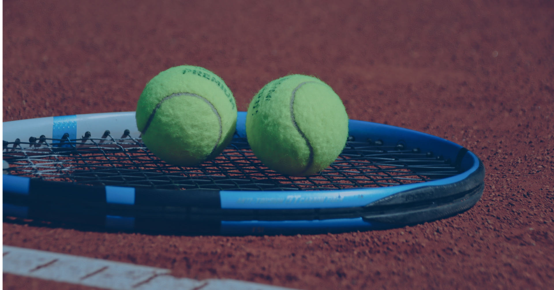 Zwei Tennisbälle und ein Tennisschläger auf Sandplatz als Symbol für Sommertraining News