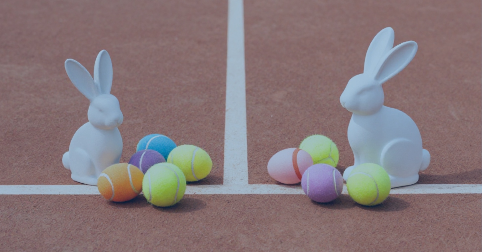 Ostercamp News: Osterhasen mit bunten Tennisbällen und Ostereiern auf einem Tennisplatz