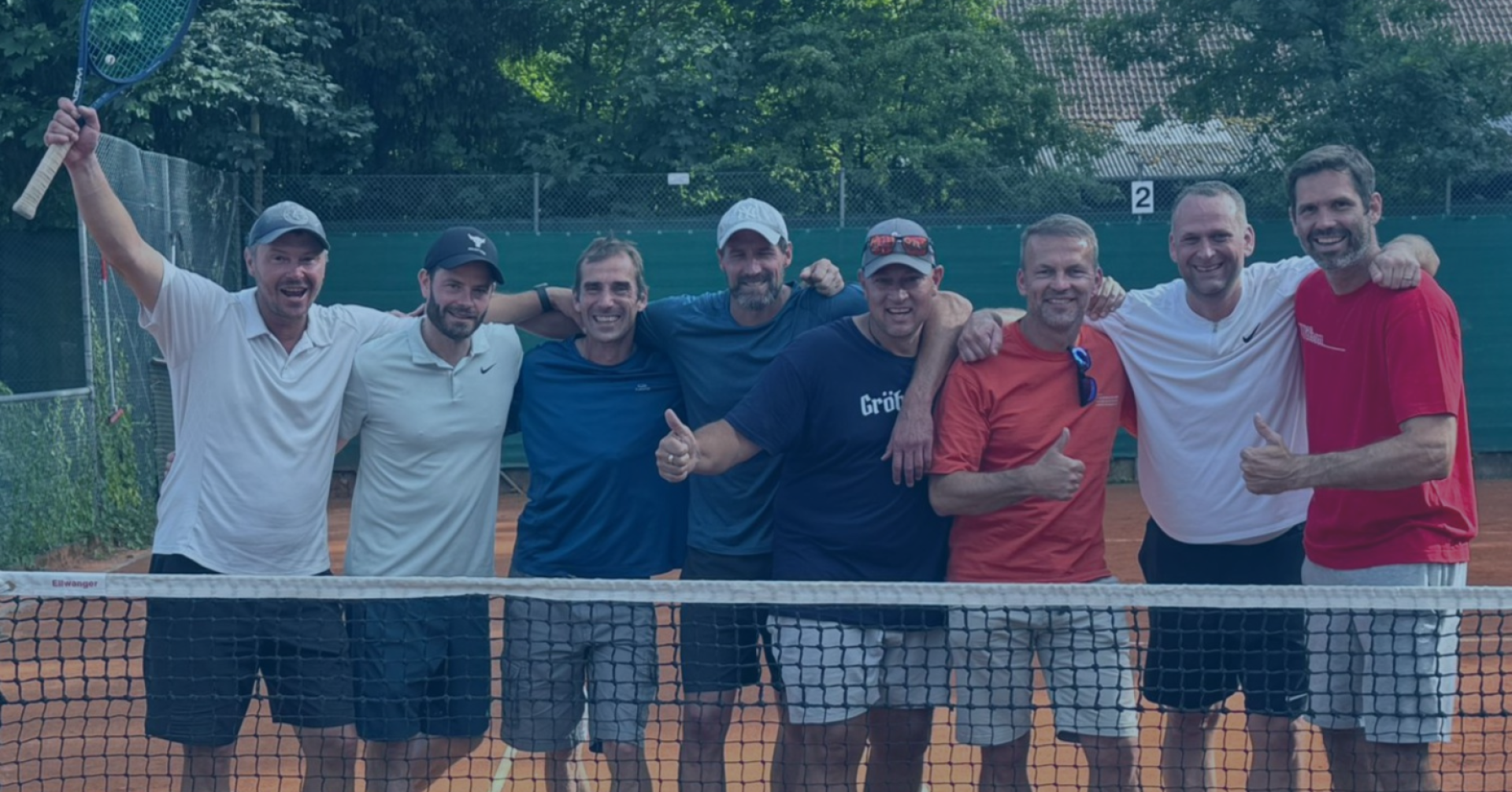 Meisterherren Tennismannschaft auf dem Tennisplatz feiert ihren Erfolg