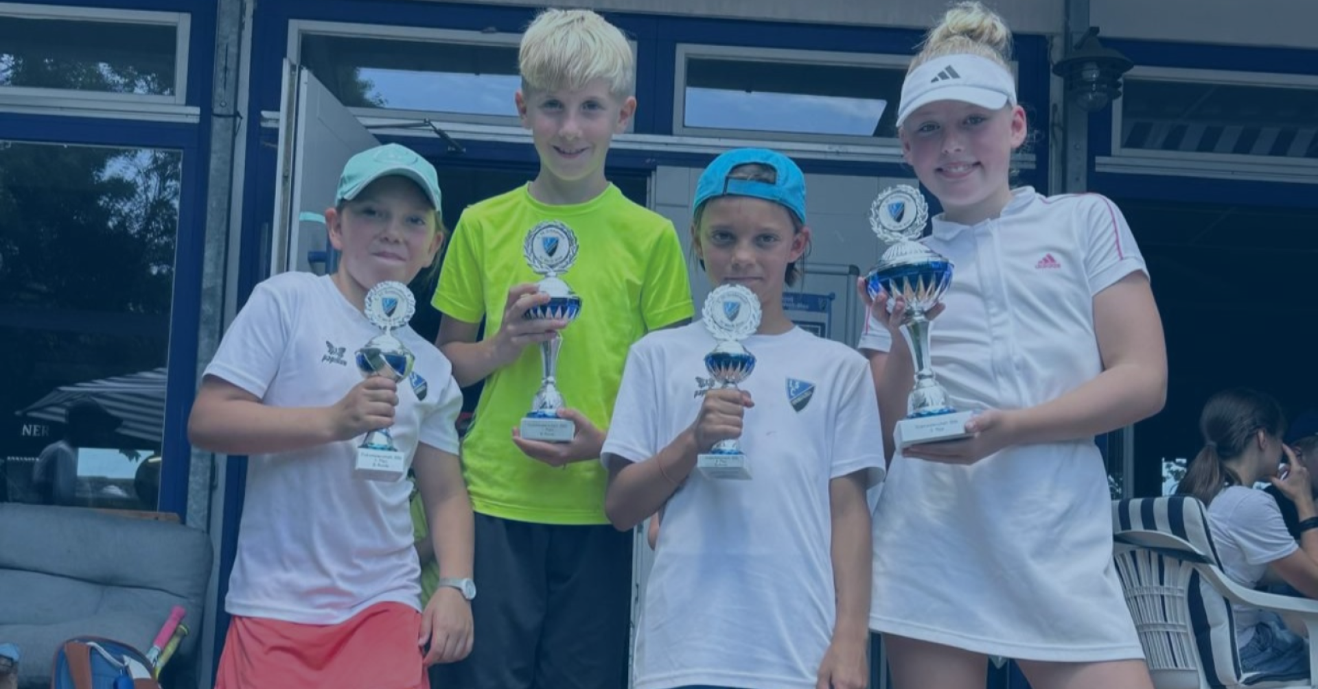 Jugendmeister mit Pokalen bei der Siegerehrung eines Jugendturniers