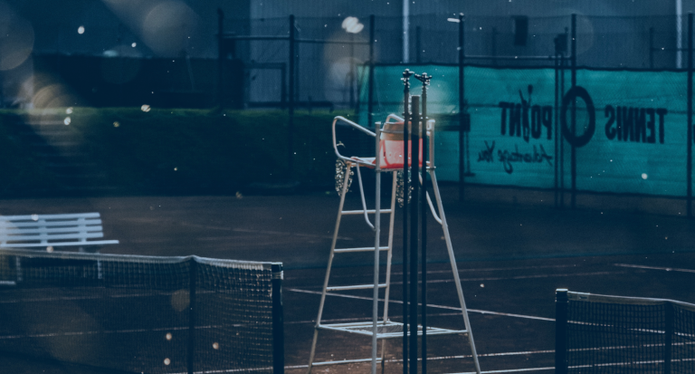 Tennisplatz bei Nacht mit Schiedsrichterstuhl, Symbolbild fr Neumitgliedertreff News