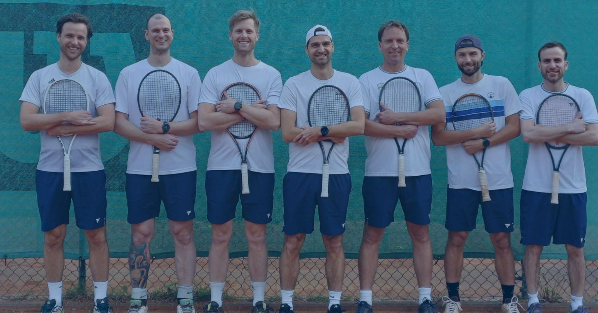 TC WB Tennis Mannschaft auf dem Tennisplatz als Headerbild für die Homepage