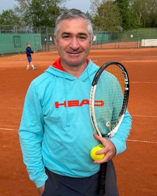 Tennisspieler auf Sandplatz mit Tennisschläger und Ball, aufgenommen am 01.07.2026 um 08:57 Uhr