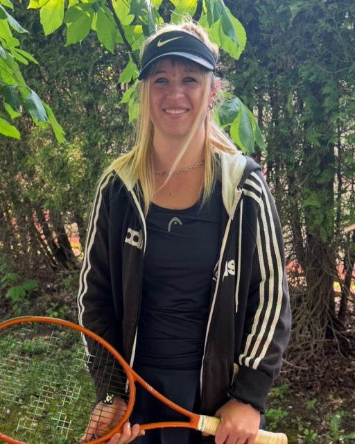 Frau mit Tennisschläger und Sportkleidung im Freien, aufgenommen am 01.07.2026