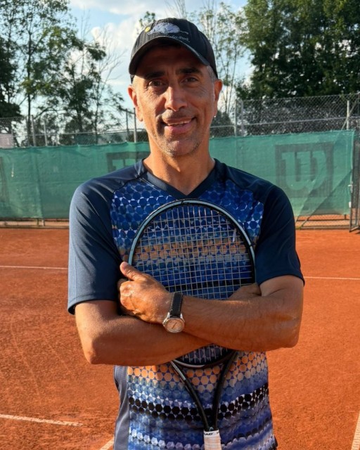 Tennisspieler mit Schläger auf Sandplatz im Sommer, aufgenommen am 03.07.2026