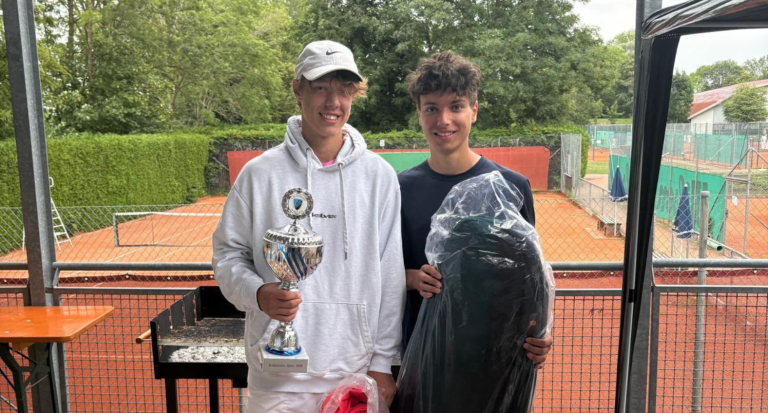 Sieger eines Tennisturniers beim TC WB mit Pokal und Preisen auf dem Tennisplatz Zwei junge Tennisspieler mit Pokal und Preisen auf dem Tennisplatz beim TC WB, Gewinner eines Tennisturniers