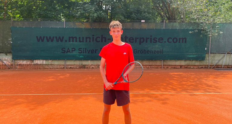 Tennisspieler TC WB Gröbenzell auf Sandplatz vor munich-enterprise.com Banner Tennisspieler auf Sandplatz beim TC WB Gröbenzell vor Banner von munich-enterprise.com