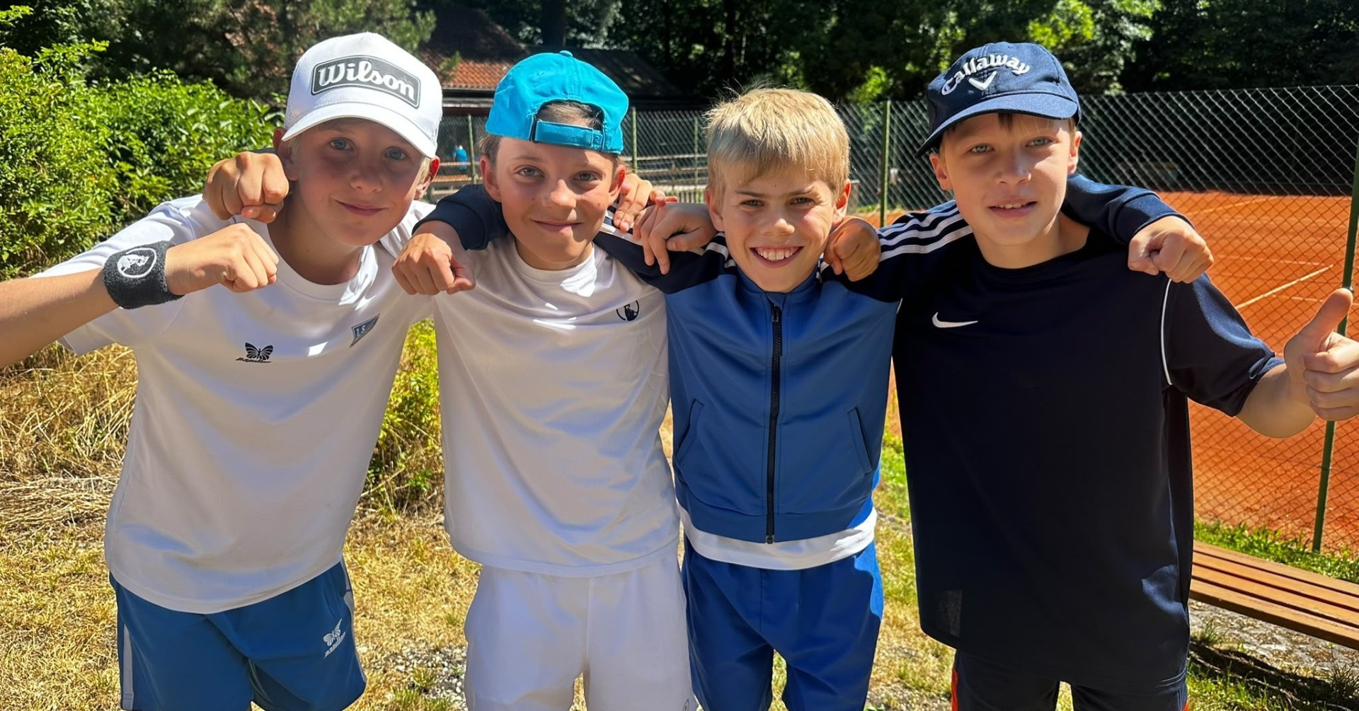 U12i Meister 2026 – vier junge Tennisspieler feiern als Team ihren Erfolg