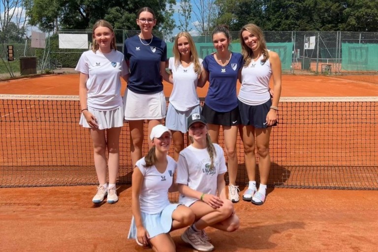 U18w Meister 2026 Tennismannschaft auf Sandplatz
