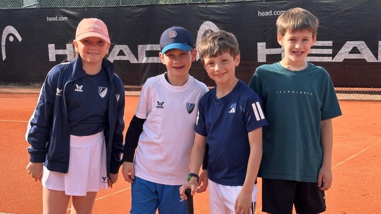 U10 Meister 2026: Kinder-Tennismannschaft auf Sandplatz