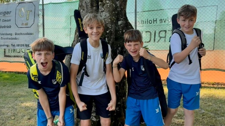 U12 II Meister 2026 – jubelnde junge Tennisspieler mit Schlägern vor einem Baum