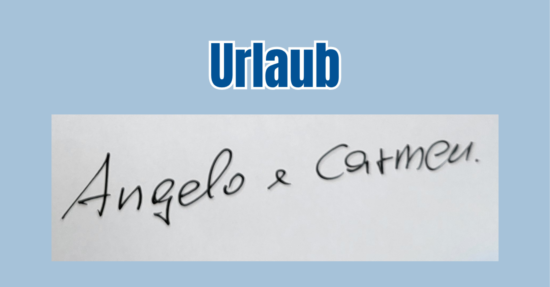 Angelo im Urlaub – handschriftlicher Schriftzug und Urlaubstext auf blauem Hintergrund