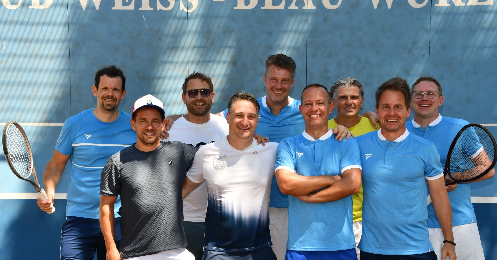 Herren 40 Tennis Mannschaftsbild auf dem Tennisplatz