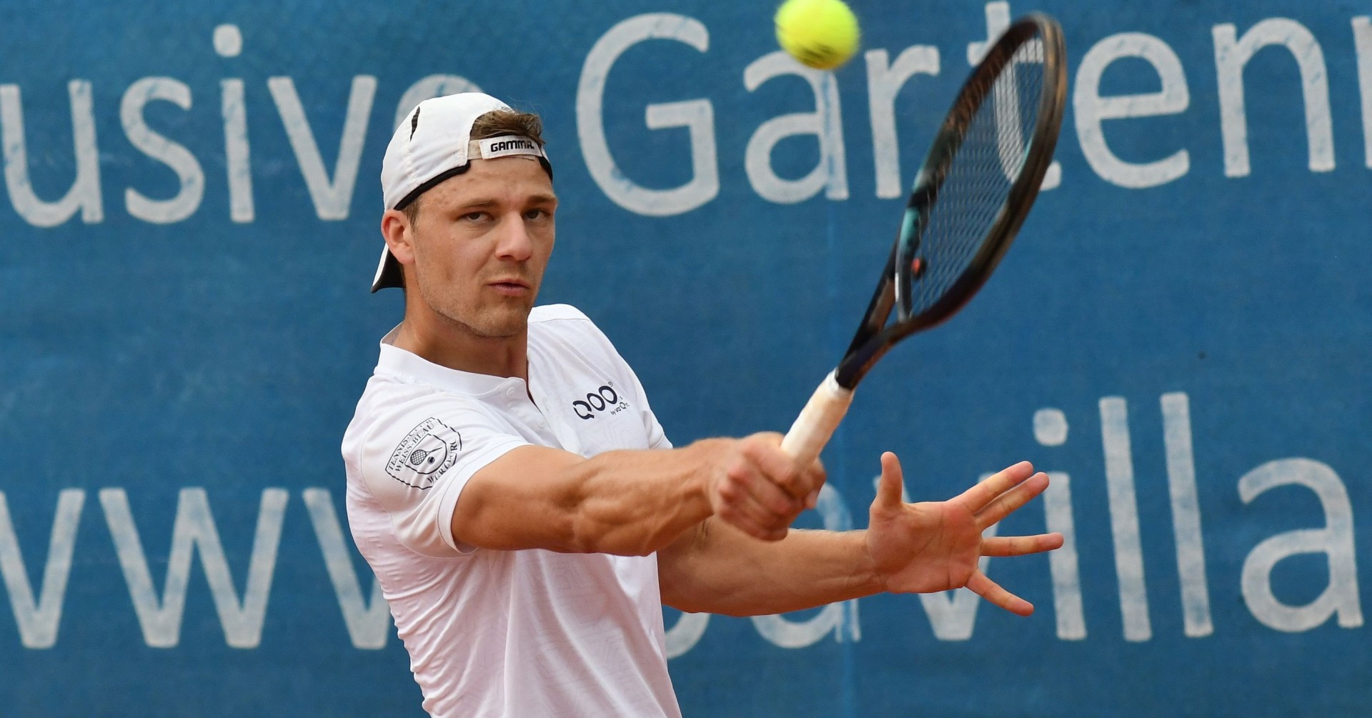 Julius Gold beim Tennisspielen auf dem Tennisplatz